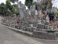 山門前・墓地角無縁供養塔群