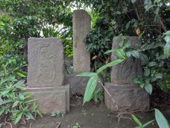 地神塔と左右の石板