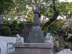 宝篋印塔と獅子